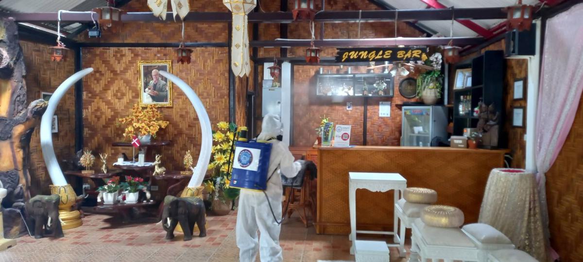 เจ้าหน้าที่กองสาธารณสุข ลงพื้นที่ฉีดพ่นยาฆ่าเชื้อโรคโควิด-19