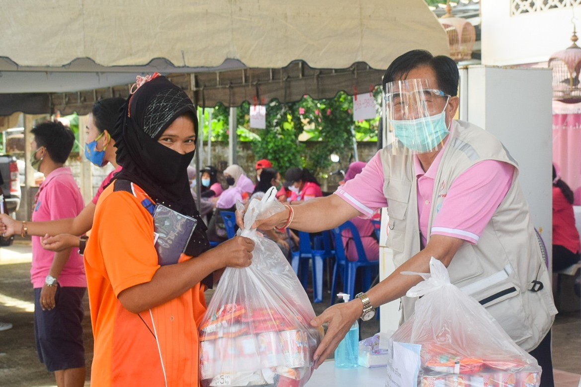อบต.อ่าวนาง ส่งมอบถุงยังชีพ ให้พี่น้องประชาชนพื้นที่ หมู่ที่ 4 จำนวน 350 ครัวเรือน