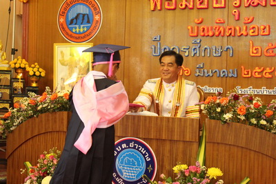 พิธีมอบวุฒิบัตร ให้กับบัณฑิตน้อย ที่สำเร็จการศึกษาระดับชั้นอนุบาล ประจำปีการศึกษา 2555