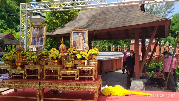 อบต.อ่าวนาง จัดเตรียมสถานที่ในพิธีกิจกรรมจิตอาสาปรับภูมิทัศน์ ทำความสะอาดคลองยิงเสือ