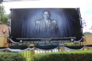 อบต.อ่าวนางประดับตกแต่งซุ้มพระบรมฉายาลักษณ์พระบาทสมเด็จพระปรมินทรมหาภูมิพลอดุลยเดช