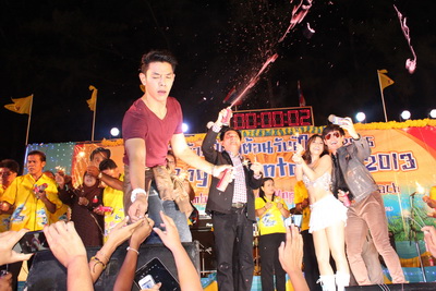 อบต.อ่าวนาง จัดงาน Aonang Countdown 2013 มีนักท่องเที่ยวร่วมงานเป็นจำนวนมาก
