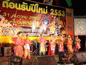 นักท่องเที่ยว จำนวนมาก ร่วมเคาท์ดาว อ่าวนาง PDF พิมพ์ เมื่อคืนวันที่ 31 ธันวาคม 2552 ที่บริเวณหาดนพรัตน์ธารา