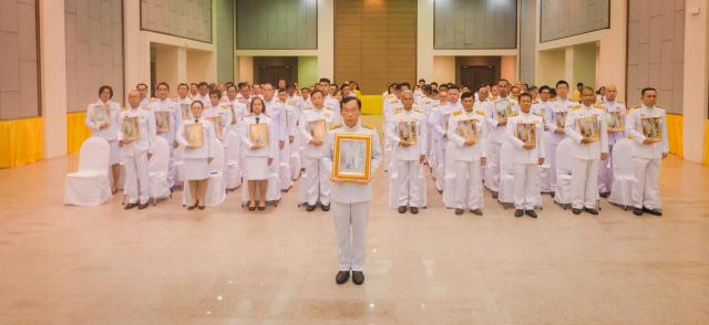 เข้าร่วมพิธีรับพระราชทานพระบรมฉายาลักษณ์