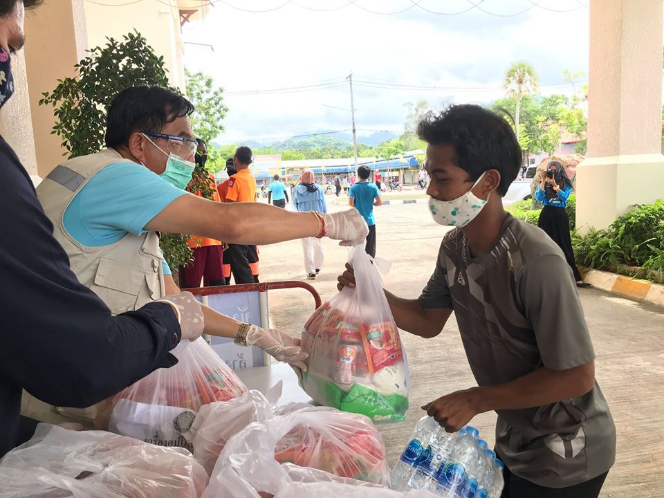 ส่งมอบถุงยังชีพ กว่า 1,000 ชุดให้แก่พี่น้องประชาชนที่พักอาศัยอยู่ในพื้นที่ตำบลอ่าวนาง ที่ไม่มีรายชื่อตามทะเบียนราษฏร์