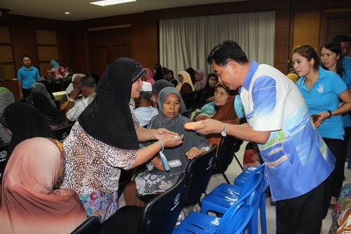 โครงการมอบแว่นสายตา ในวันผู้สูงอายุแห่งชาติ 13 เมษายน 2556