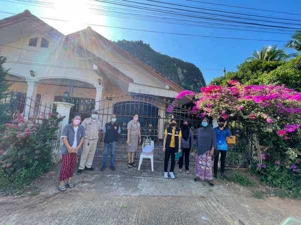 อบต.อ่าวนาง ลงพื้นที่มอบถุงยังชีพให้บ้านผู้กักตัวลดการแพร่ระบาดไวรัสโควิด-19