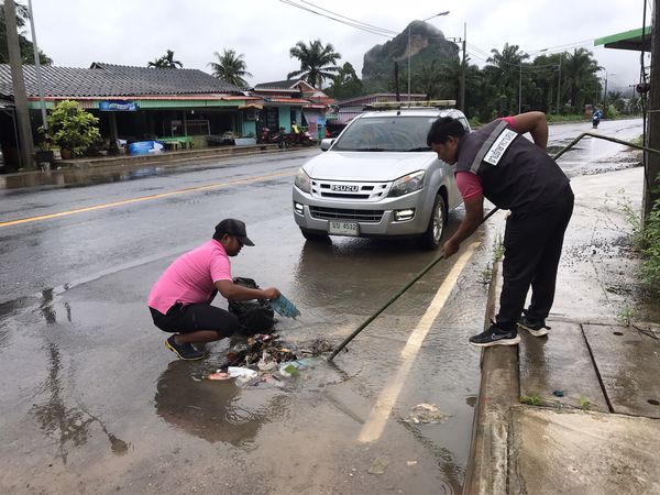 ตรวจสอบ เก็บกวาดเศษขยะอุดตัน ขุดลอกท่อระบายน้ำ