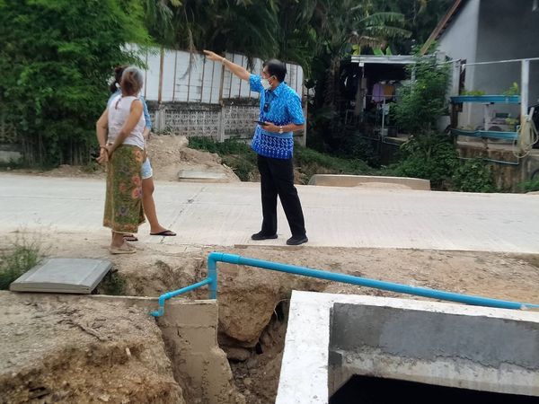 นายก อบต.อ่าวนาง ลงพื้นที่ติดตามงานแก้ปัญหาน้ำท่วม ซอยเขาแก้ว