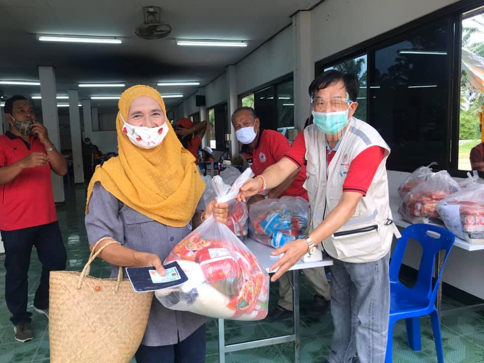 องค์การบริหารส่วนตำบลอ่าวนาง ร่วมส่งมอบเครื่องอุปโภคบริโภค(ถุงยังชีพ). รอบที่ 2 ให้พี่น้องประชาชน พื้นที่หมู่ที่ 6