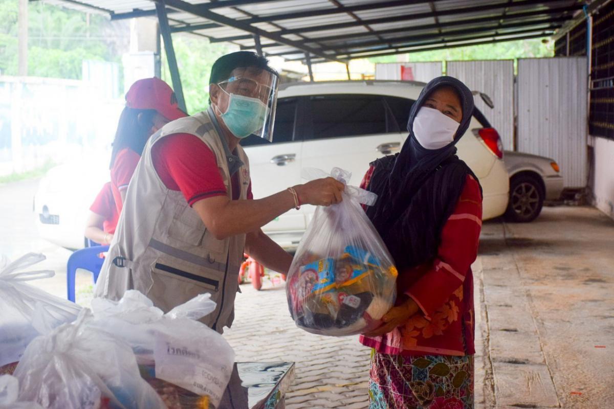 องค์การบริหารส่วนตำบลอ่าวนาง ร่วมส่งมอบเครื่องอุปโภคบริโภค(ถุงยังชีพ). รอบที่ 2 ให้ประชาชน พื้นที่หมู่ที่ 1 จำนวน 706 ค