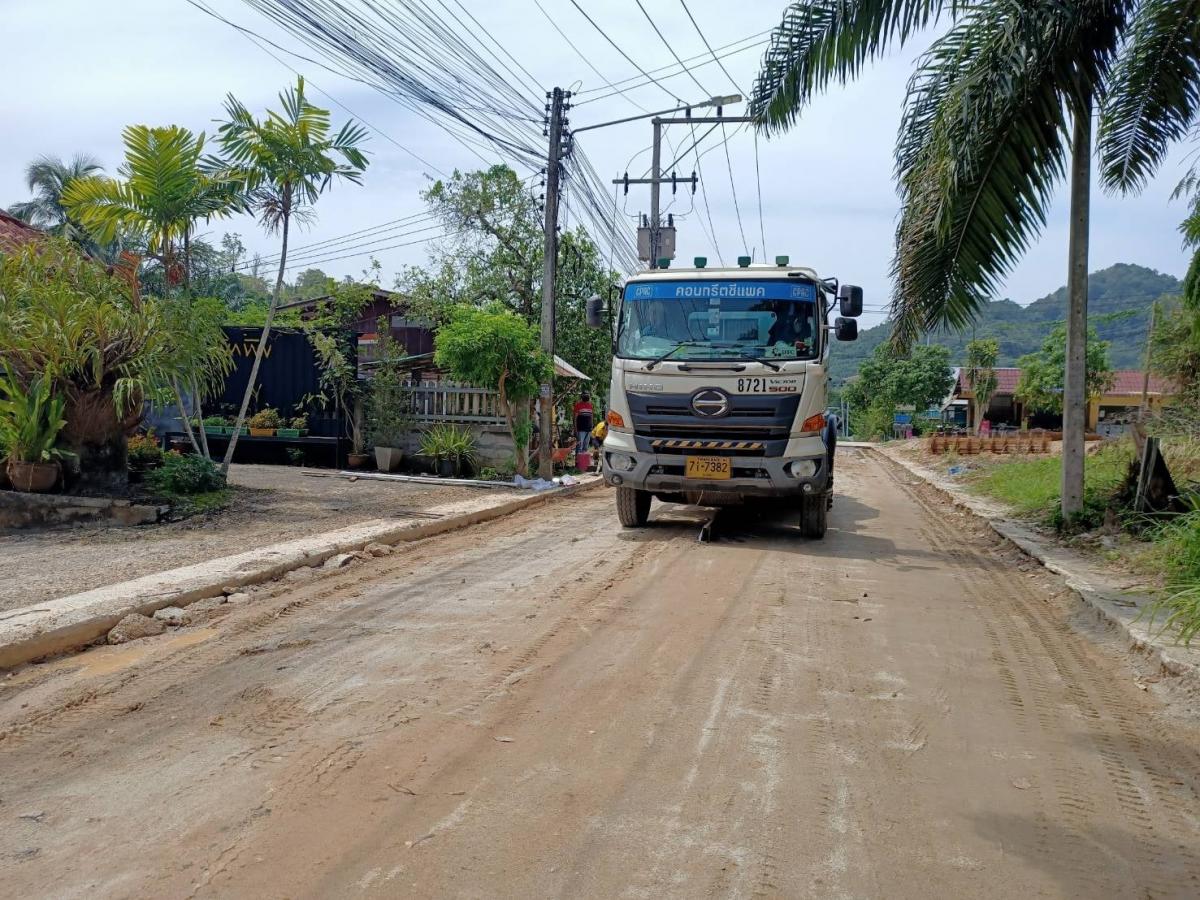 ลงพื้นที่ติดตามงานเทคอนกรีต โครงการก่อสร้างถนนคสล.พร้อมคูระบายน้ำ พื้นที่หมู่ที่ 2