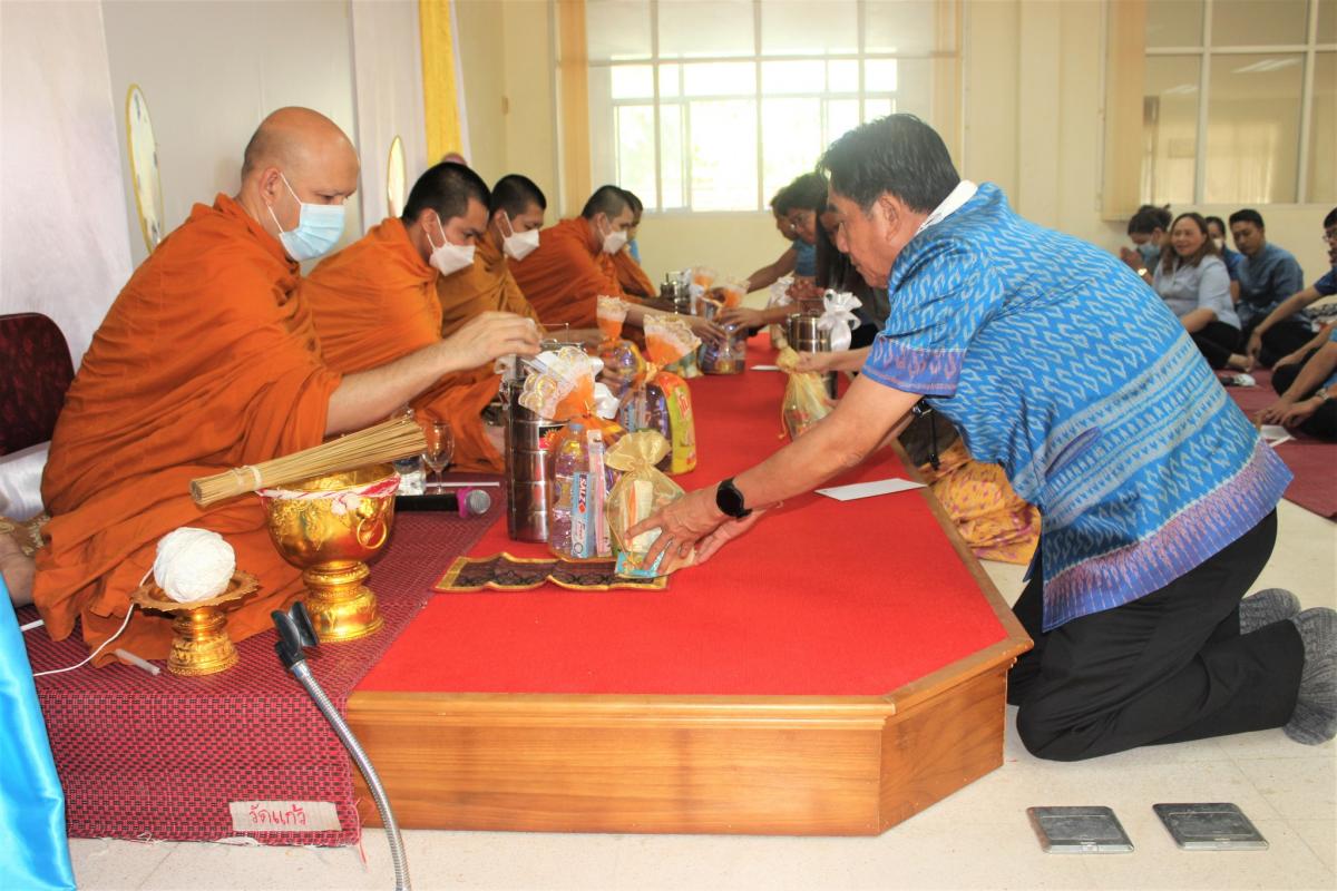 ร่วมพิธีขอพรตามหลักของแต่ละศาสนา พร้อมทำบุญสำนักงาน