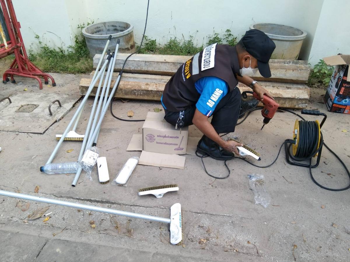 ฉีดน้ำล้างทำความสะอาด พื้นที่บริเวณเสาธงชาติ บริเวณรอบๆ อาคารที่ทำการ อบต.อ่าวนาง