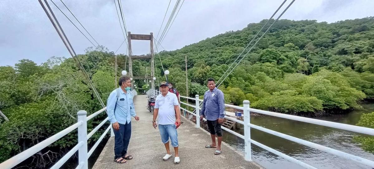 สำรวจโครงการซ่อมแซมถนน ทางเท้า ศาลาที่พัก และสะพานแขวน ม.8 บ้านแหลมตง เกาะพีพี