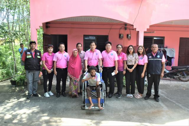 พบปะเยี่ยมเยียนพร้อมมอบรถเข็นวีลแชร์