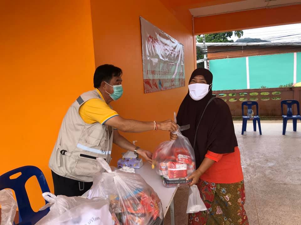 อบต.อ่าวนาง ส่งมอบถุงยังชีพ รอบที่ 2 ให้พี่น้องประชาชน พื้นที่หมู่ที่ 2 จำนวน. 562 ครัวเรือน