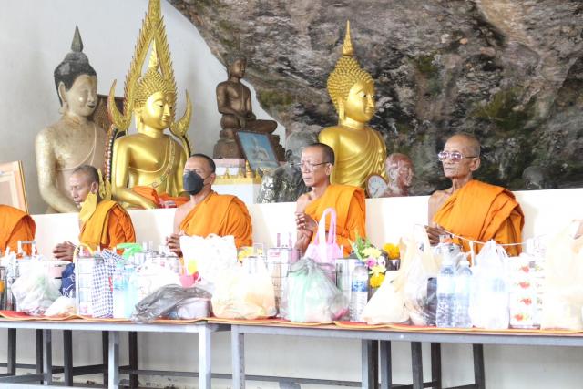 พิธีทำบุญตักบาตร- ถวายเทียนพรรษาเนื่องในวันอาสาฬหบูชาและวันเข้าพรรษา ประจำปี 2567