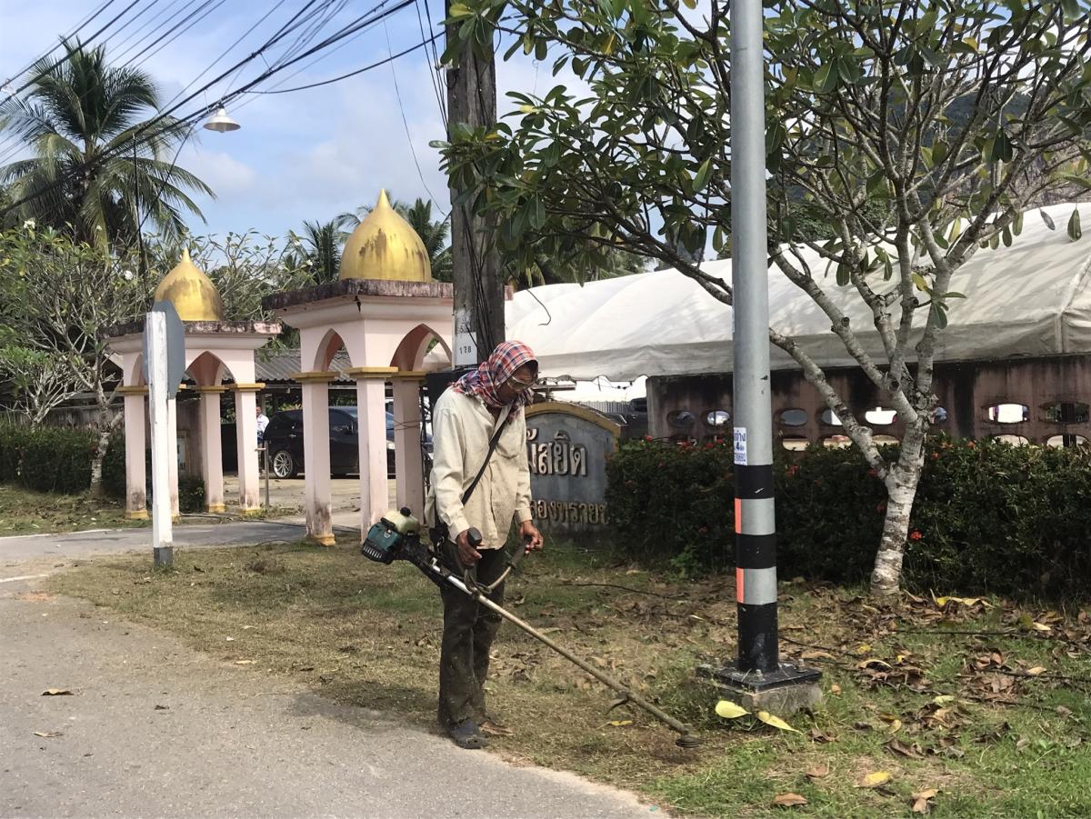 ตัดหญ้า ตกแต่งสถานที่บริเวณมัสยิดบ้านคลองทรายขาวหมู่ที่ 6