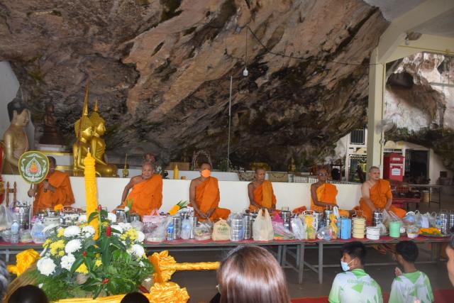 แห่เทียนพรรษา และถวายผ้าอาบน้ำฝน เนื่องในวันอาสาฬหบูชาและวันเข้าพรรษา ประจำปี 2566