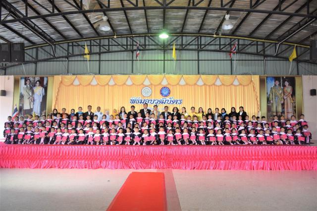 พิธีมอบประกาศนียบัตร พร้อมจัดแสดงผลงานของนักเรียนและคุณครู
