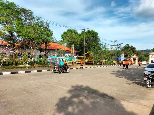 อบต.อ่าวนางตัดแต่งต้นไม้บริเวณสถานศึกษา และอาคารสถานที่ราชการ