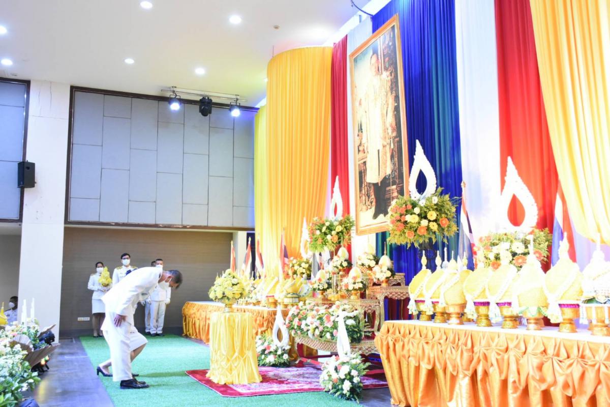 ร่วมพิธี วางพานพุ่มดอกไม้สดและพิธีถวายบังคม