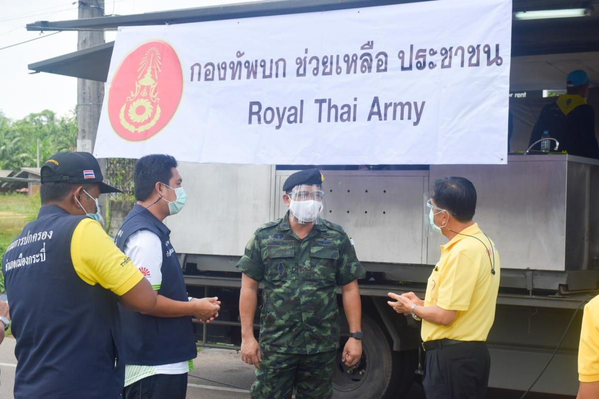 ร.15 พัน.1 ออกรถครัวสนาม ทำอาหารปรุงสดและแจกจ่าย ให้พี่น้องประชาชนบ้านช่องพลี