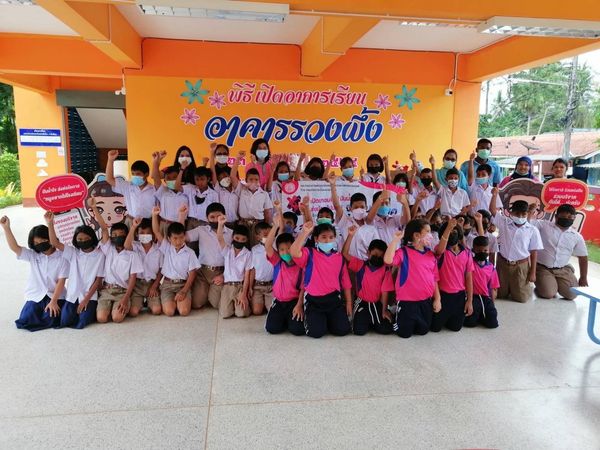 ลงพื้นที่มอบชุดนักเรียน อุปกรณ์การเรียน และของเล่นเด็ก