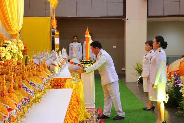 อบต.อ่าวนางร่วม พิธีถวายเครื่องราชสักการะ วางพานพุ่มและพิธีจุดเทียนถวายพระพรชัยมงคล พระบาทสมเด็จพระวชิรเกล้าเจ้าอยู่หัว