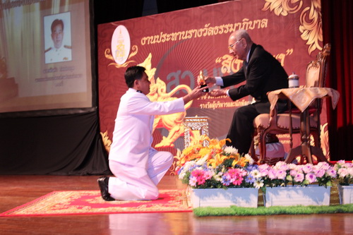 นายก อบต.อ่าวนาง ได้รับรางวัลสิงห์ทอง รางวัลนักปกครองท้องถิ่นแห่งปี 2555