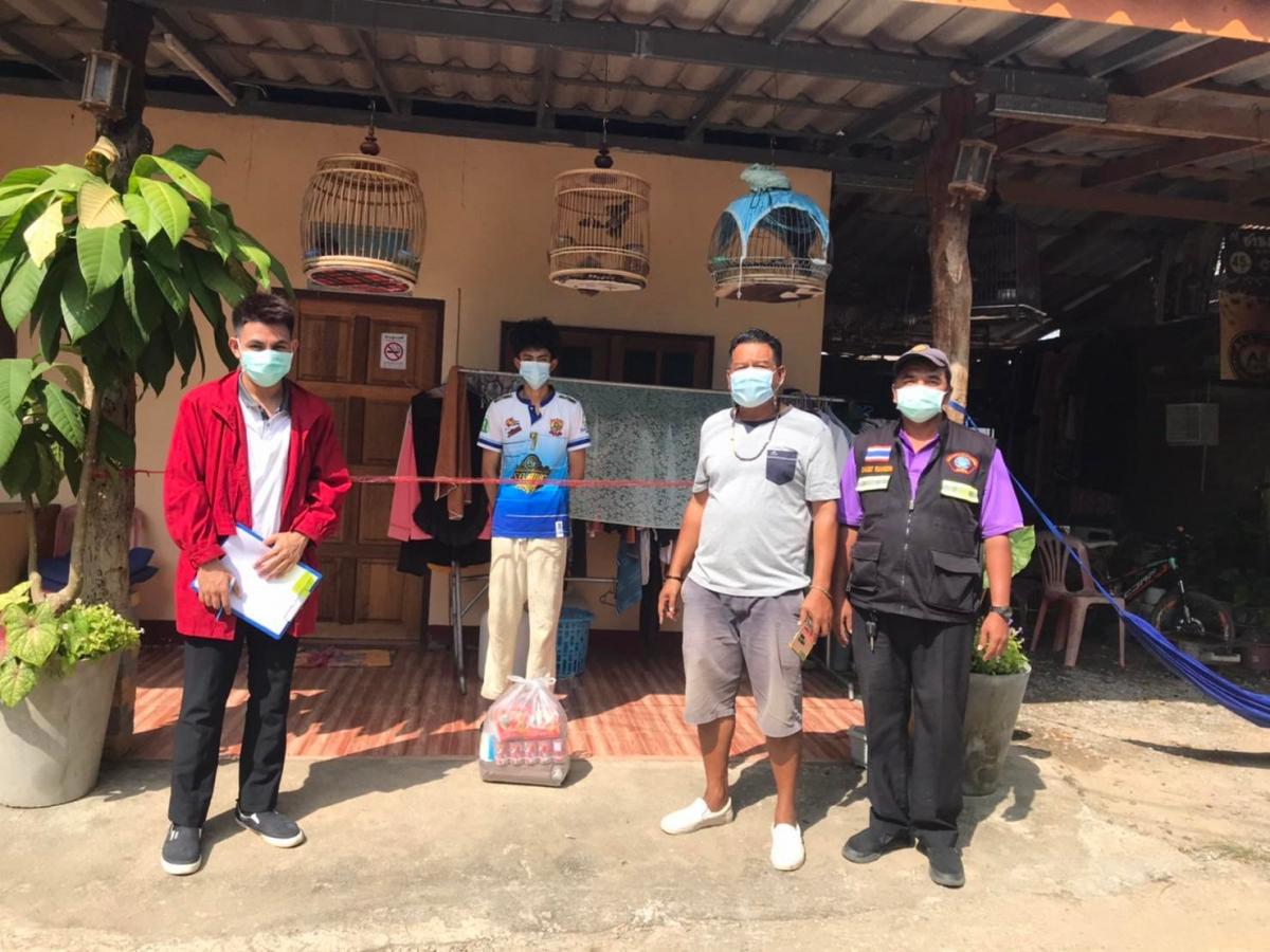 มอบถุงยังชีพให้ผู้กักตัวจากสถานการณ์แพร่ระบาดของโรคโควิด-19