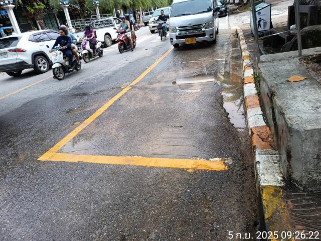 เก็บขยะริมทาง ตักเศษดิน หินทรายที่ถูกน้ำฝนชะล้างลงบนถนน